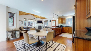 Grayfox 2 Pet-Friendly, 5-Star with Private Hot Tub, 2 Car Garage and Prime Location condo